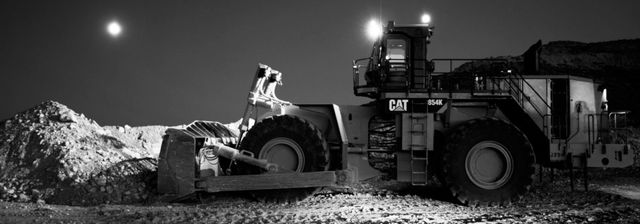 Колесный бульдозер Caterpillar 824K за работой