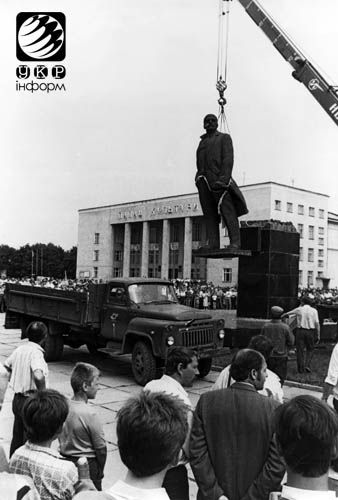 Львов первым снес памяник Ленину