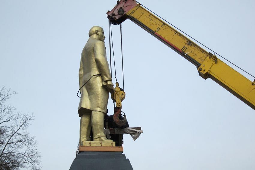 23 февраля 2014 года в городе Ахтырка Сумской области снесли памятник Ленину