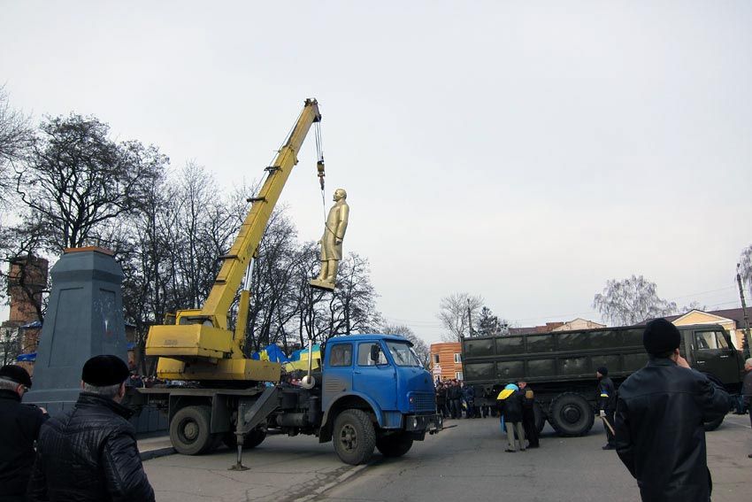 Снесение памятника Ленину в поселке Червоноармейск Житомирской области