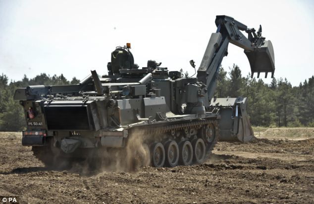 Бронированный экскаватор Terrier Armoured Digger вид сзади