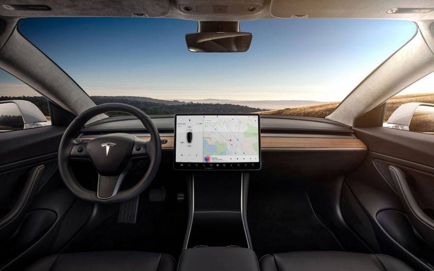 Аскетичность интерьера электрокара Tesla Model 3