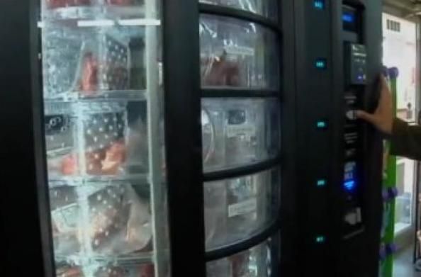 Автомат по продаже сырого мяса в Париже