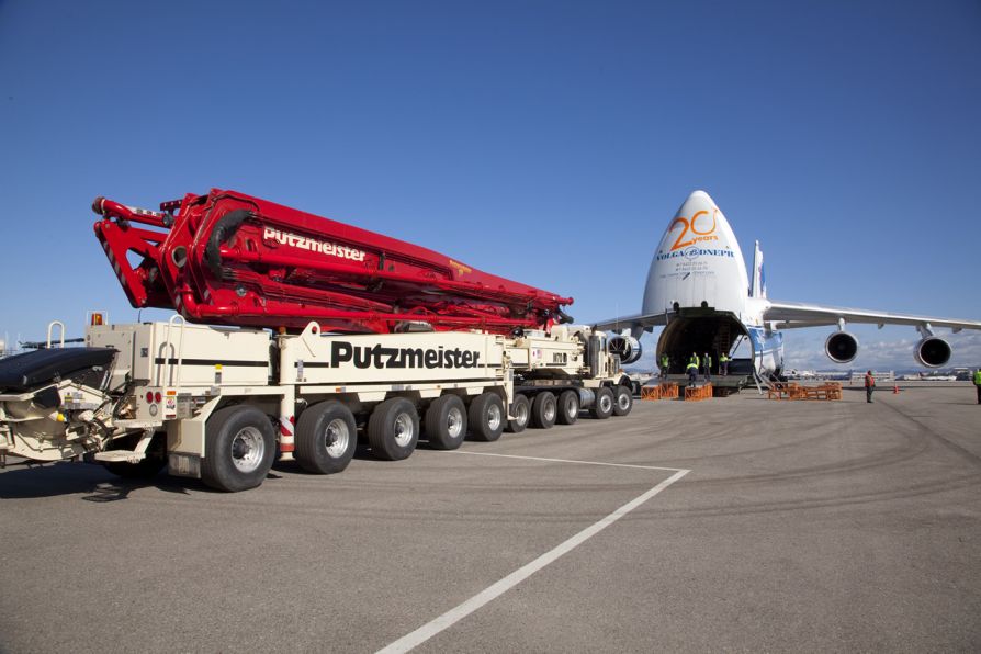 Самый большой в мире бетононасос Putzmeister 70Z заезжает в Мрию