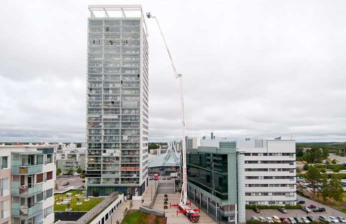 Автомобильный подъемник Bronto Skylift112 HLA  достает до крыши высотки