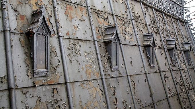 Ужасающее состояние крыши Букингемского дворца 