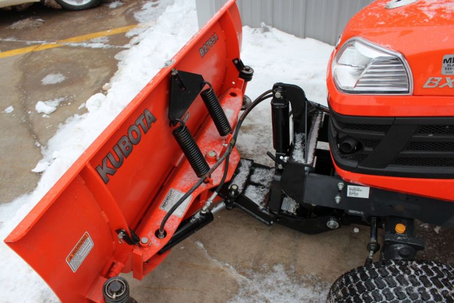Бульдозерный отвал на тракторе Kubota серии ВХ