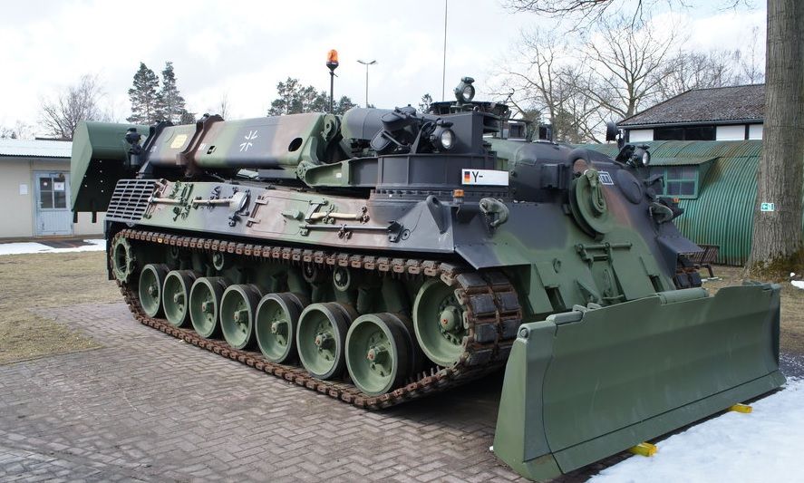 Бульдозерный отвал Pionierpanzer 2A1 Dachs