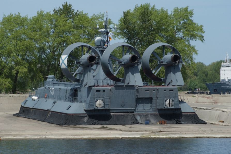 Десантный корабль Зубр-12322 («Поморник») вид сзади