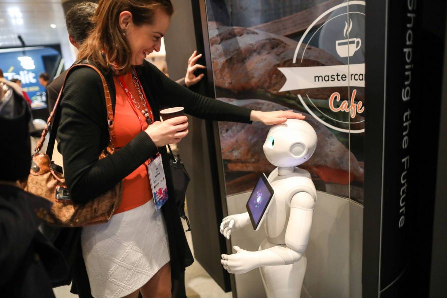 Робота Pepper проработал всего неделю в магазине и был уволен