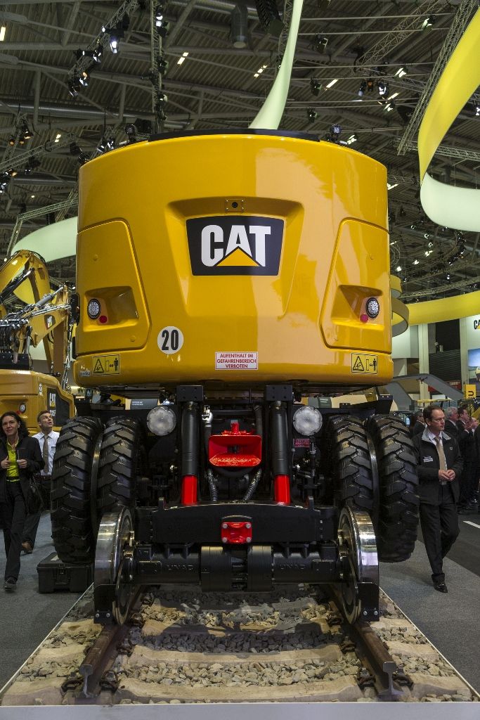 Дорожно-рельсовый экскаватор Cat M323F вид сзади
