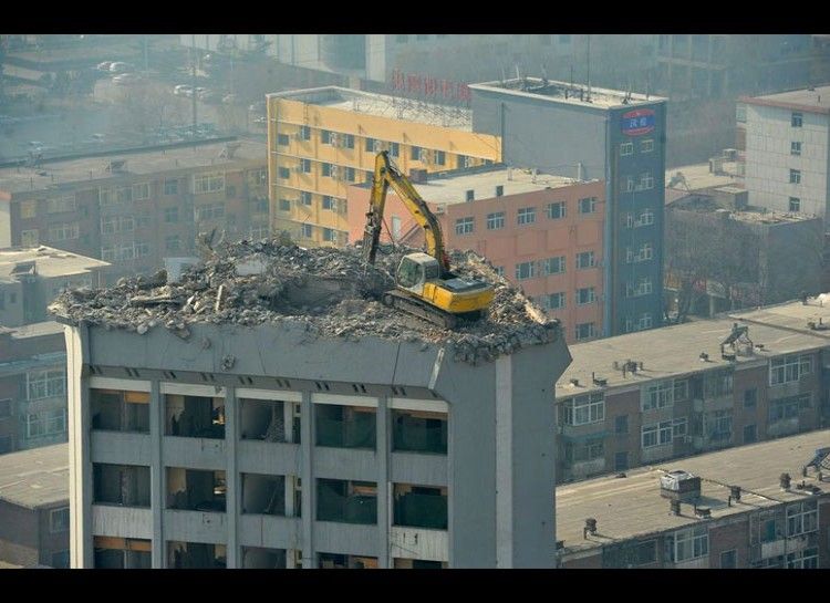 Экскаватор на небоскребе