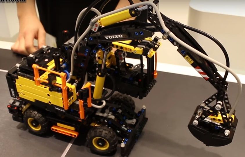 LEGO Экскаватор Volvo EW