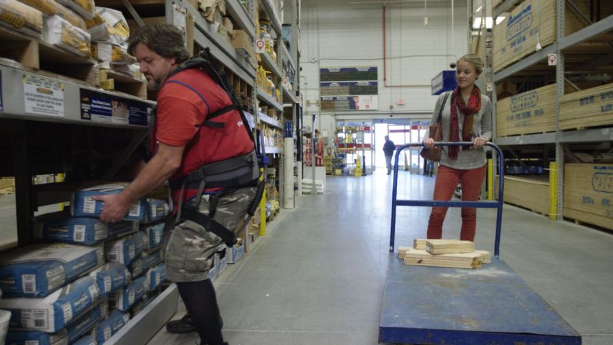 Легкий экзоскелет Lowe's Innovation Labs без двигателей на службе у складских рабочих