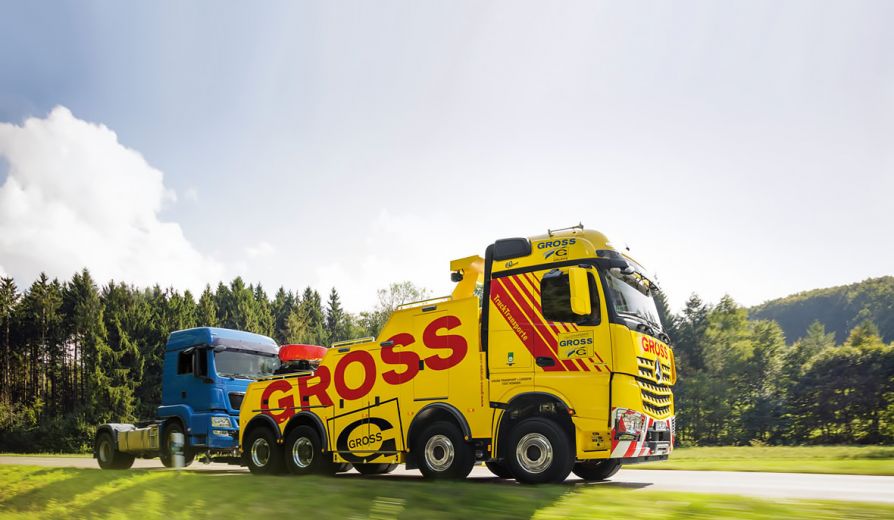Masterlift Mercedes-Benz Arocs 4163 буксирует тягач