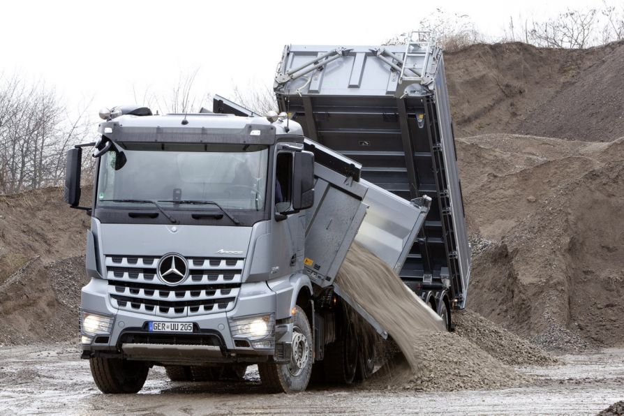 Грузовик Mercedes-Benz Arocs самосвал