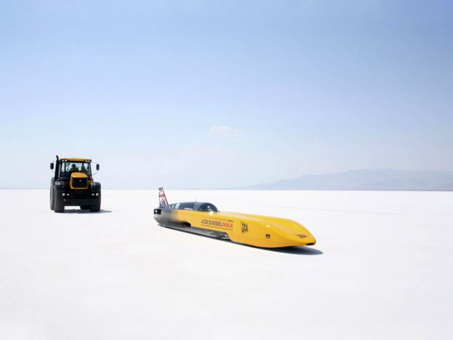 JCB Dieselmax  - самая быстрая в мире дизельная машина толкает трактор