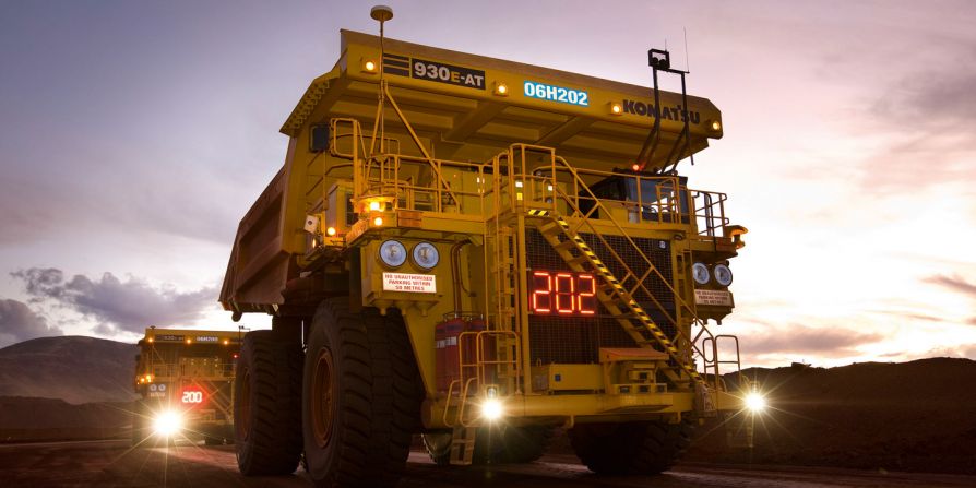 Караван автономных карьерных самосвалов на шахтах Rio Tinto