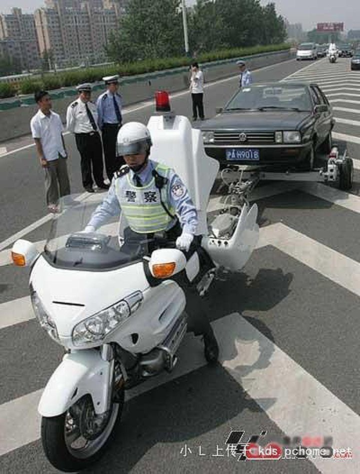 Самый маленький в мире эвакуатор Retreiver Honda GL 1800 на улице Китая