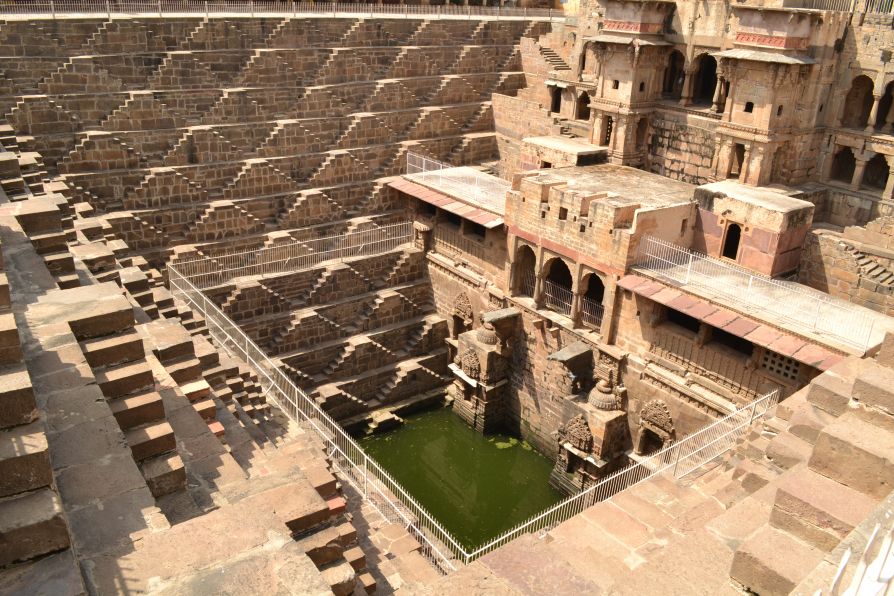 Ступенчатый колодец Чанд Баори (Chand Baori stepwell)