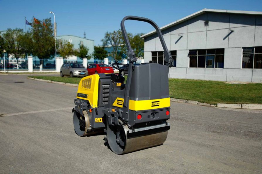 Компактный дорожный каток Dynapac CC950D