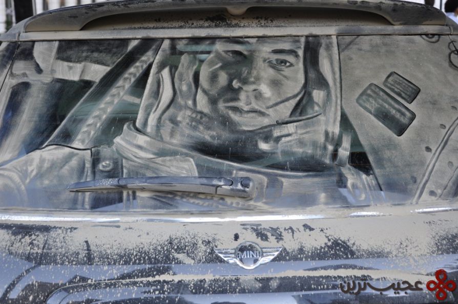 Рисунки на грязном автомобиле - космонавт в автомобиле
