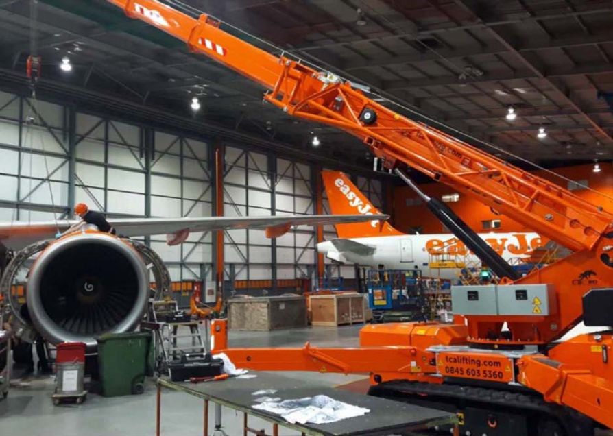 Кран-паук Jekko SPX1275 помогает чинить самолеты