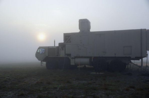 Лазерная установка, разработанная компанией Boeing, и смонтированная на военный грузовик, 2016 год