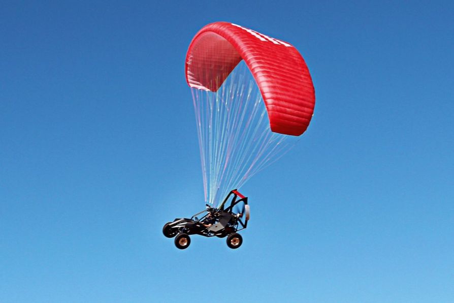 Летающий вездеход Skyrunner летит на парафойле