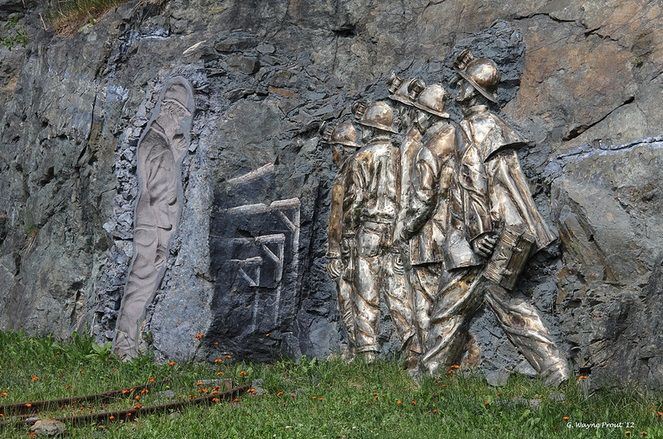 Мемориал в Онтарио посвященный шахтерам добывающим кобальтовую руду