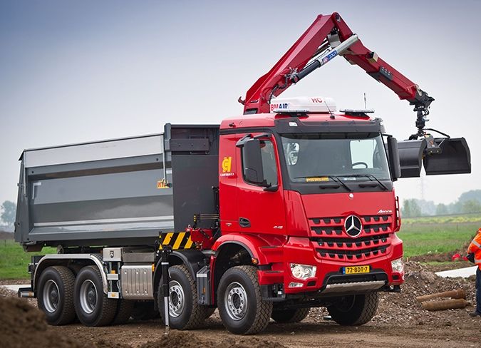 Грузовик Mercedes-Benz Arocs с экскаваторной установкой