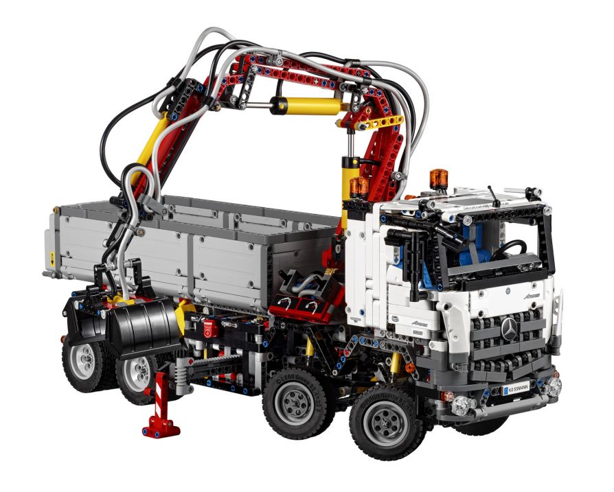 Модель LEGO грузовика Mercedes-Benz Arocs с экскаваторной установкой