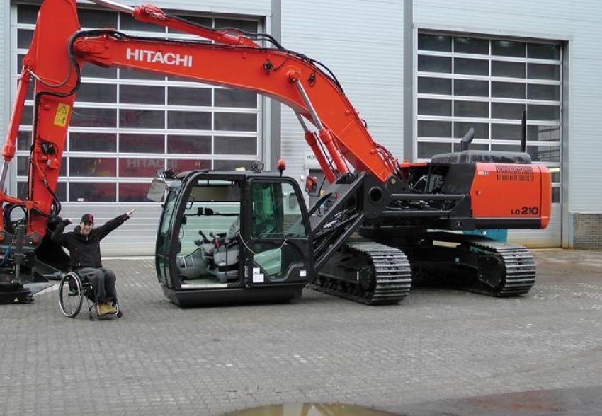 Модифицированная кабина экскаватора Hitachi ZX210LC-5 позволяет работать инвалиду