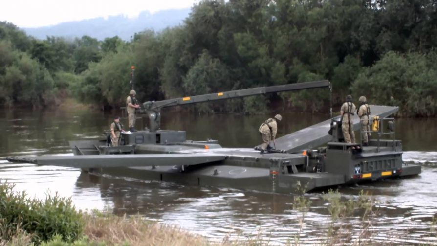 M3 Amphibious Rig используется как паром