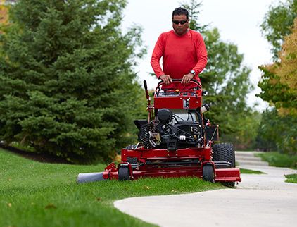 Toro MULTI FORCE Stand-On Mower работает как газонокосилка