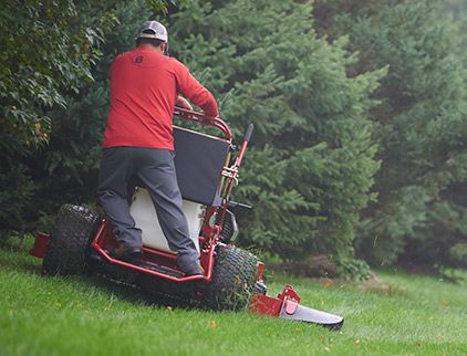 Toro MULTI FORCE Stand-On Mower работает на наклонной плоскости