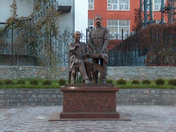 Памятник братьям Эльворти в Кропивницком