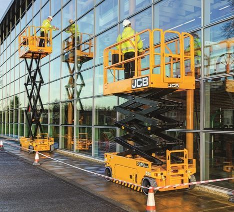 Компания JCB начала выпуск ножничных подъемников