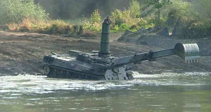 Pionierpanzer 2A1 Dachs работает в воде