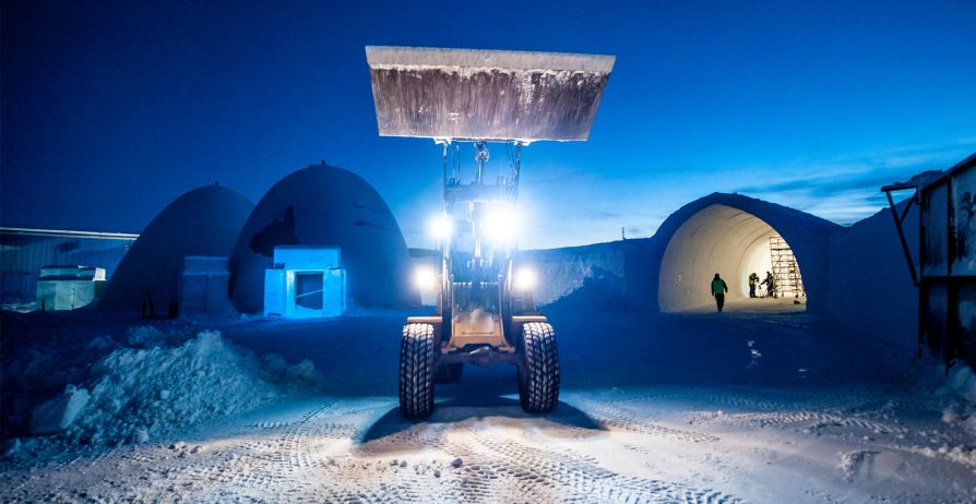 Погрузчик Volvo тащит ледяную глыбу для отеля Icehotel