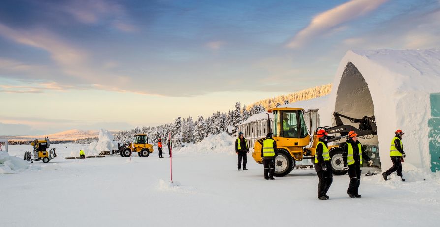 Спецтехника Volvo работает в отеле Icehotel