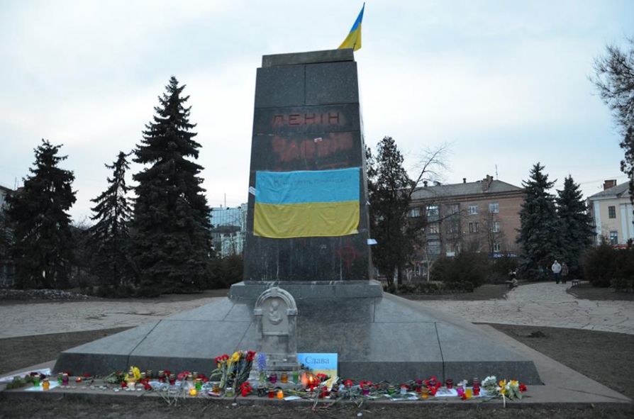 Постамент сверженному Ленину в Украине