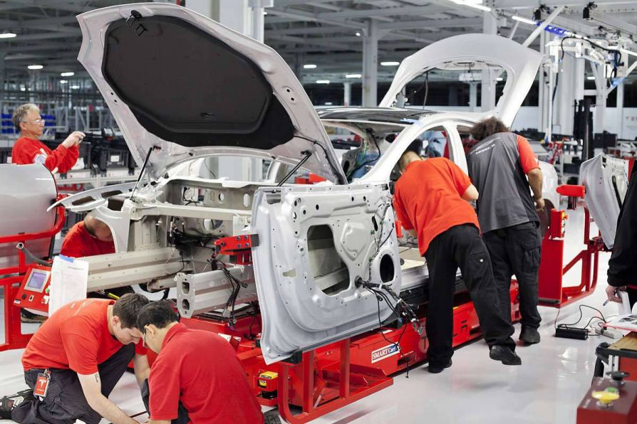 Изнанка успеха Илона Маска - тысячи рабочих страдают на заводах Tesla