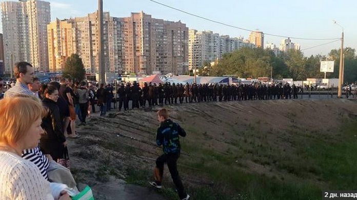 Милицейская цепь на незаконном строительстве на Осокорках