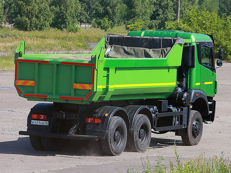 Редкий самосвал КАМАЗ-6580 зелёного цвета