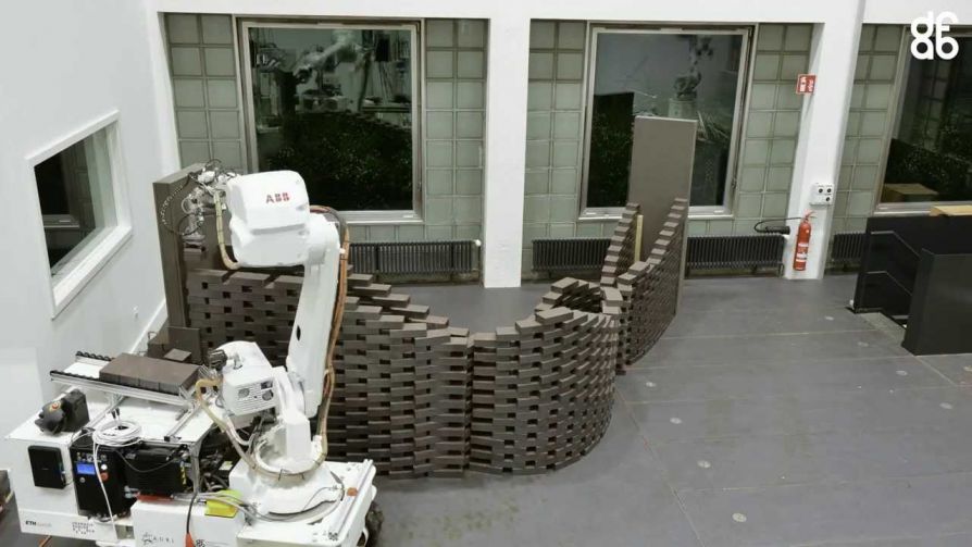 Строительный робот Situ Fabricator1 строит сложную стену