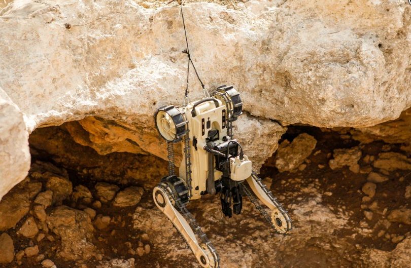  Робот MTGR ROBOTEAM спускают в подземелье