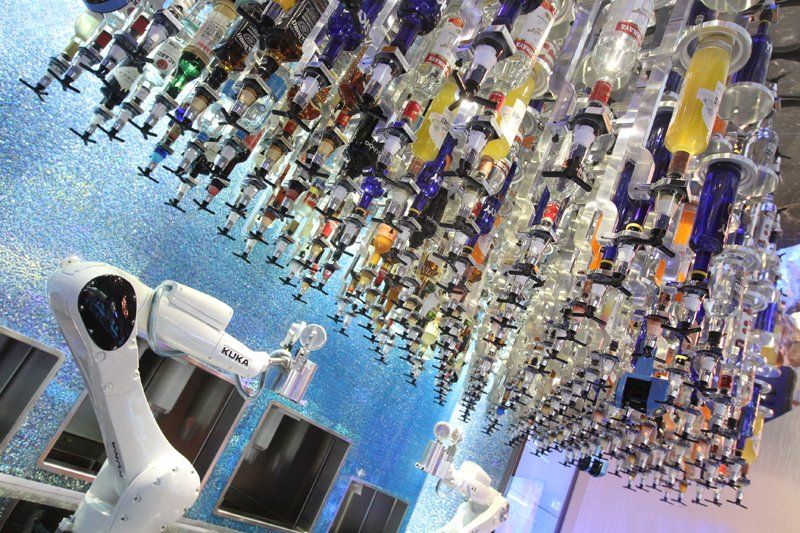 Роботы-бармены KUKA Tipsy Robot в Лас-Вегасе