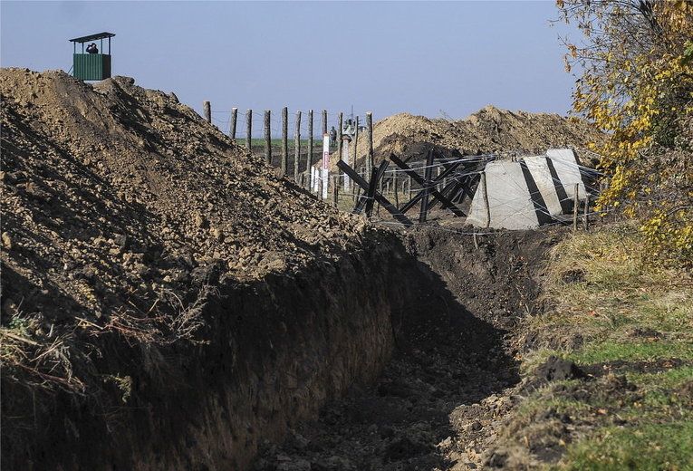 Ров на границе между Россией и Украиной