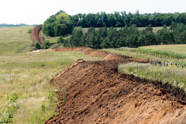 Фото 75-километрового рва на границе России и Харьковской области